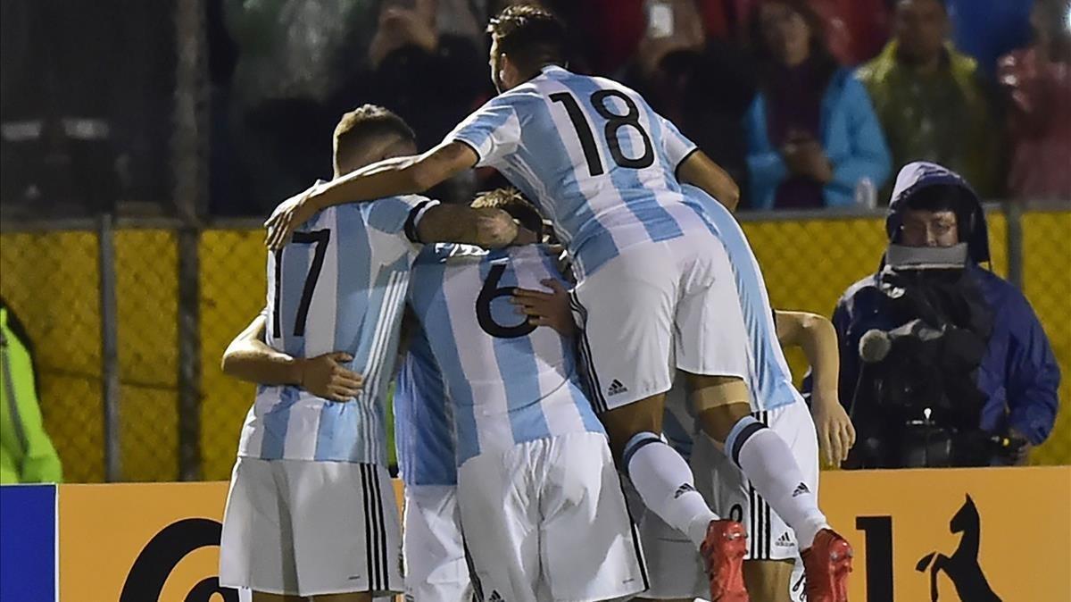rpaniagua40494908 argentina s lionel messi  covered  celebrates with teammates171011022746