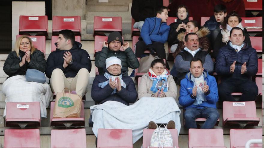 Varios aficionados en el Estadio Verónica Boquete de San Lázaro, en el partido frente al Ourense / A.Hernández