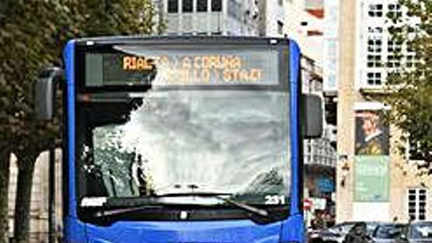 Autobús comarcal en la parada de Entrejardines.