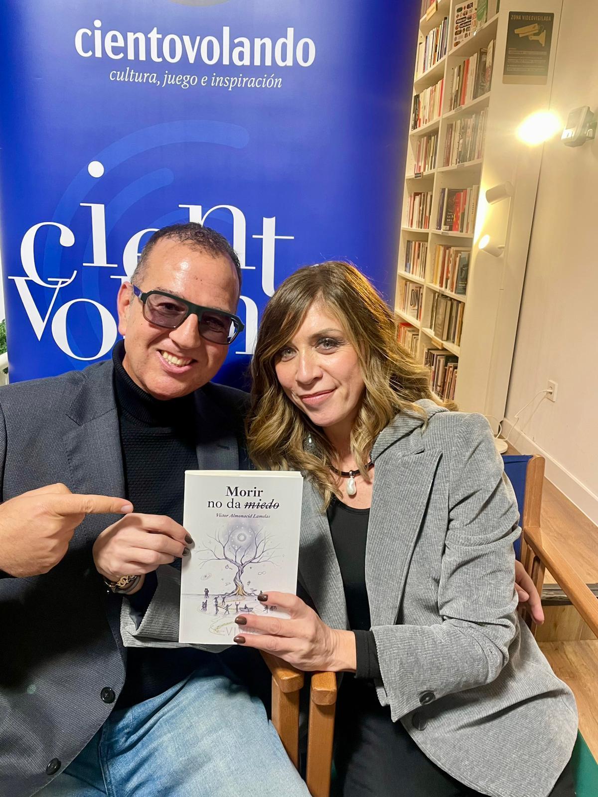 El jurista y escritor valenciano Víctor Almonacid, durante la presentación de su libro en Madrid, junto a la actriz Eva Isanta
