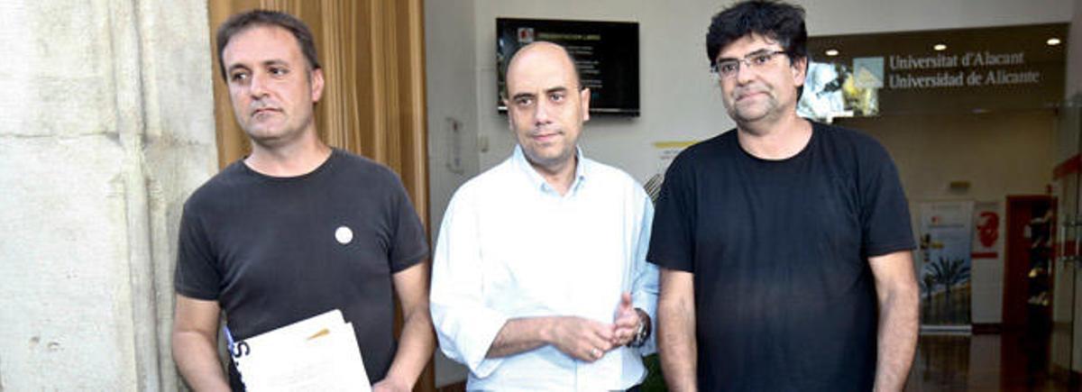 Natxo Bellido, Gabriel Echávarri y Miguel Ángel Pavón a la entrada a la reunión en la Sede Universitaria