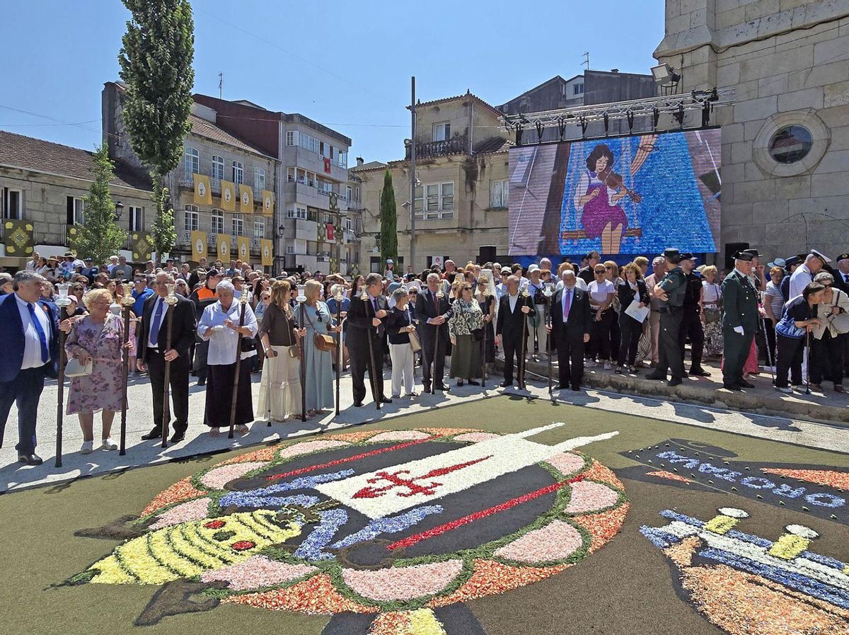 Las personas se preparan para la salida de la procesión ante la alfombra de La Orotava.