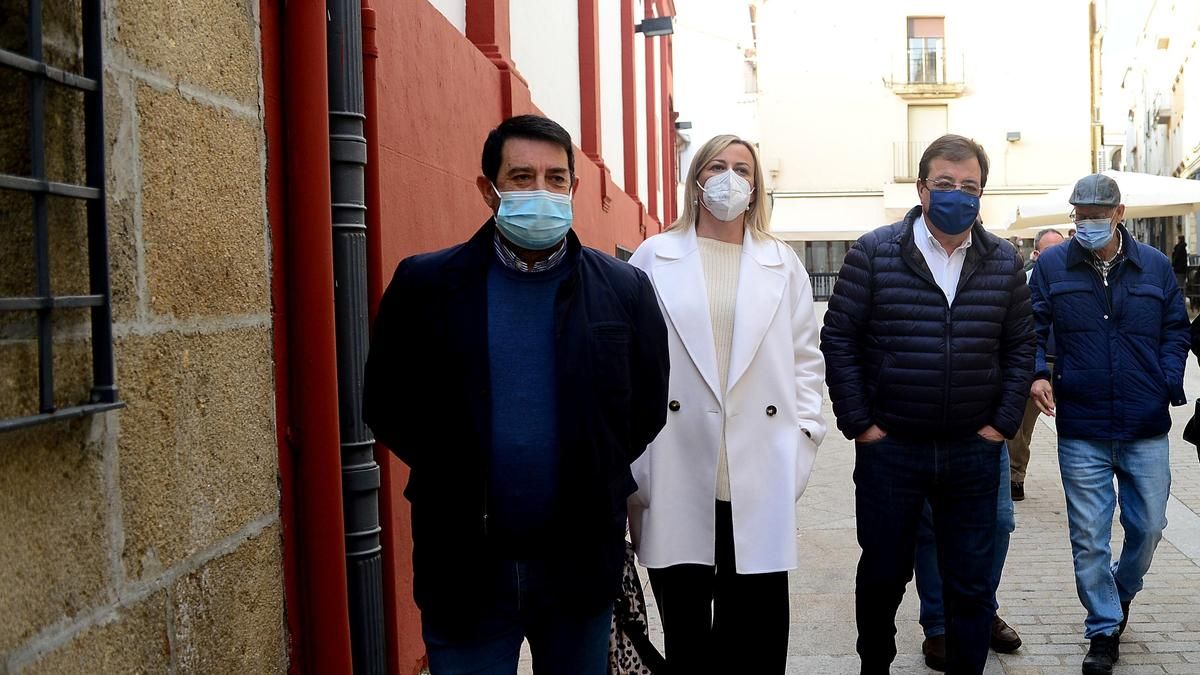 Moreno, junto a Martín y Fernández Vara, en su visita del 9 de marzo.