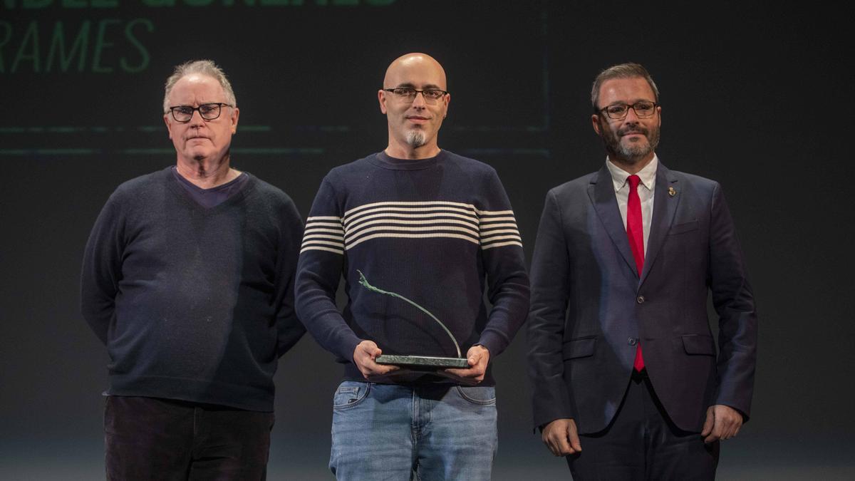 El ganador del Ciutat de Palma de poesía, Jorge Fernández Gonzalo, entre Enrique Juncosa y José Hila.