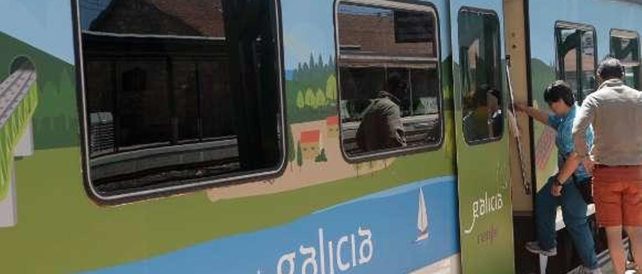 Un tren turístico en la estación de Vilagarcía. // Noé Parga