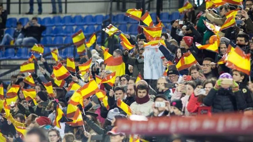 Un grupo de estudiantes estadounidenses de la UA. Abajo, aficionados con sus banderas.