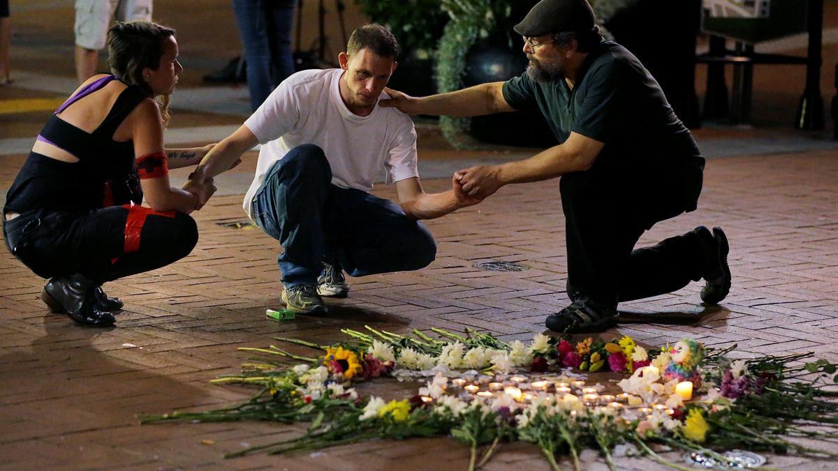 Vigilia en la calle, anoche, tras la violencia vivida este sábado en las calles de Charlottesville.