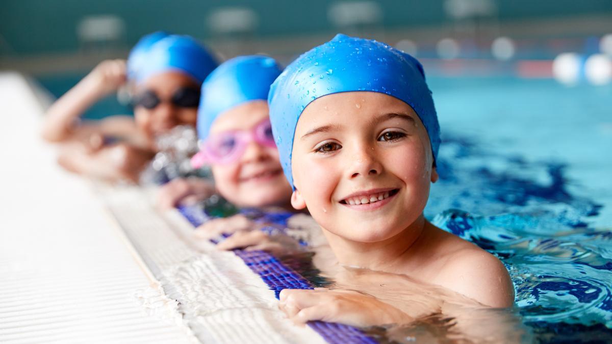 Los cursos de natación fortalecen todos los músculos del cuerpo y generan autoconfianza en los pequeños.