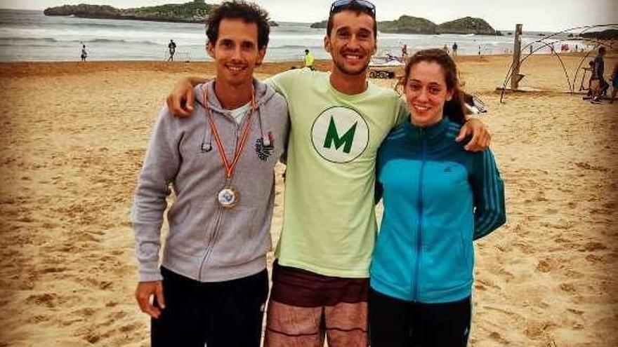 David Ferrer, Javier Carballo y Eva Salvado, en la playa de Ris.