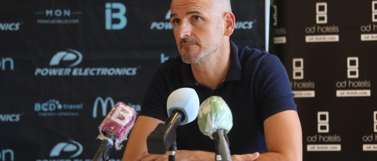 Soriano, en una rueda de prensa como director deportivo de la UD Ibiza.