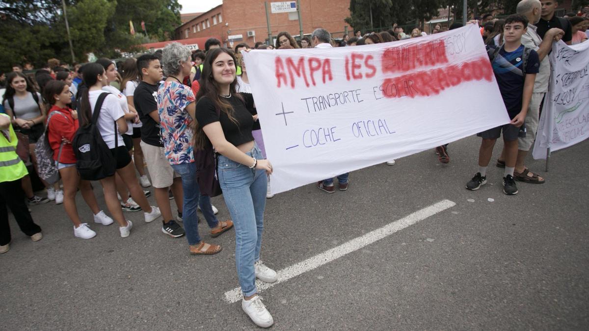Protesta de alumnos y padres por el transporte escolar en el IES Sierra de Carrascoy en El Palmar.