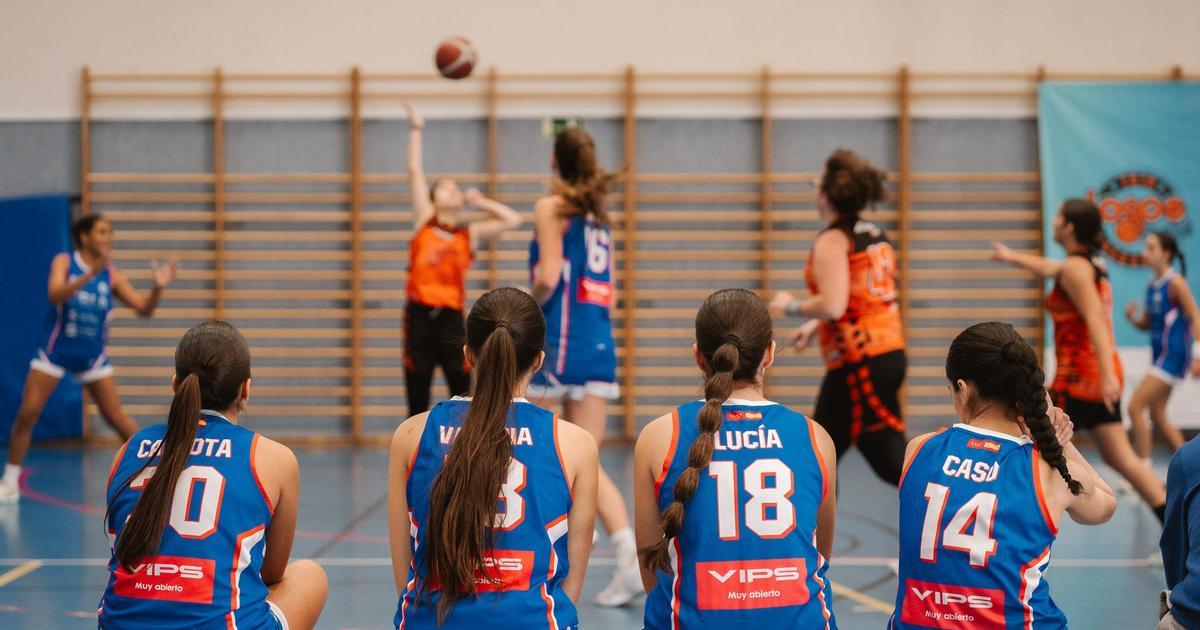 Jugadoras del CBLR observan desde el banquillo el partido contra el CB Algemesí, de Valencia.