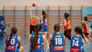 Jugadoras del CBLR observan desde el banquillo el partido contra el CB Algemesí, de Valencia.