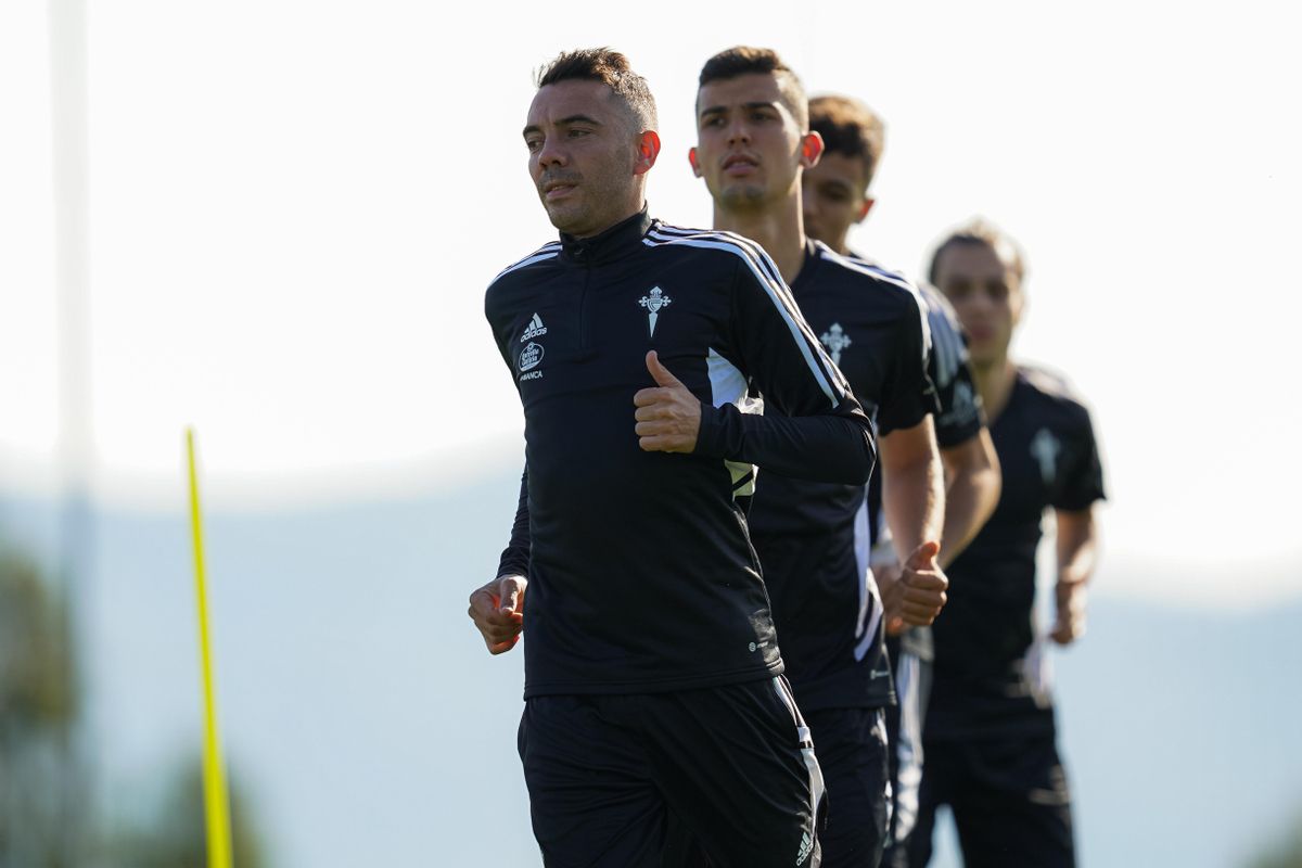 Aspas, en primer término, durante la vuelta al trabajo del Celta esta mañana.