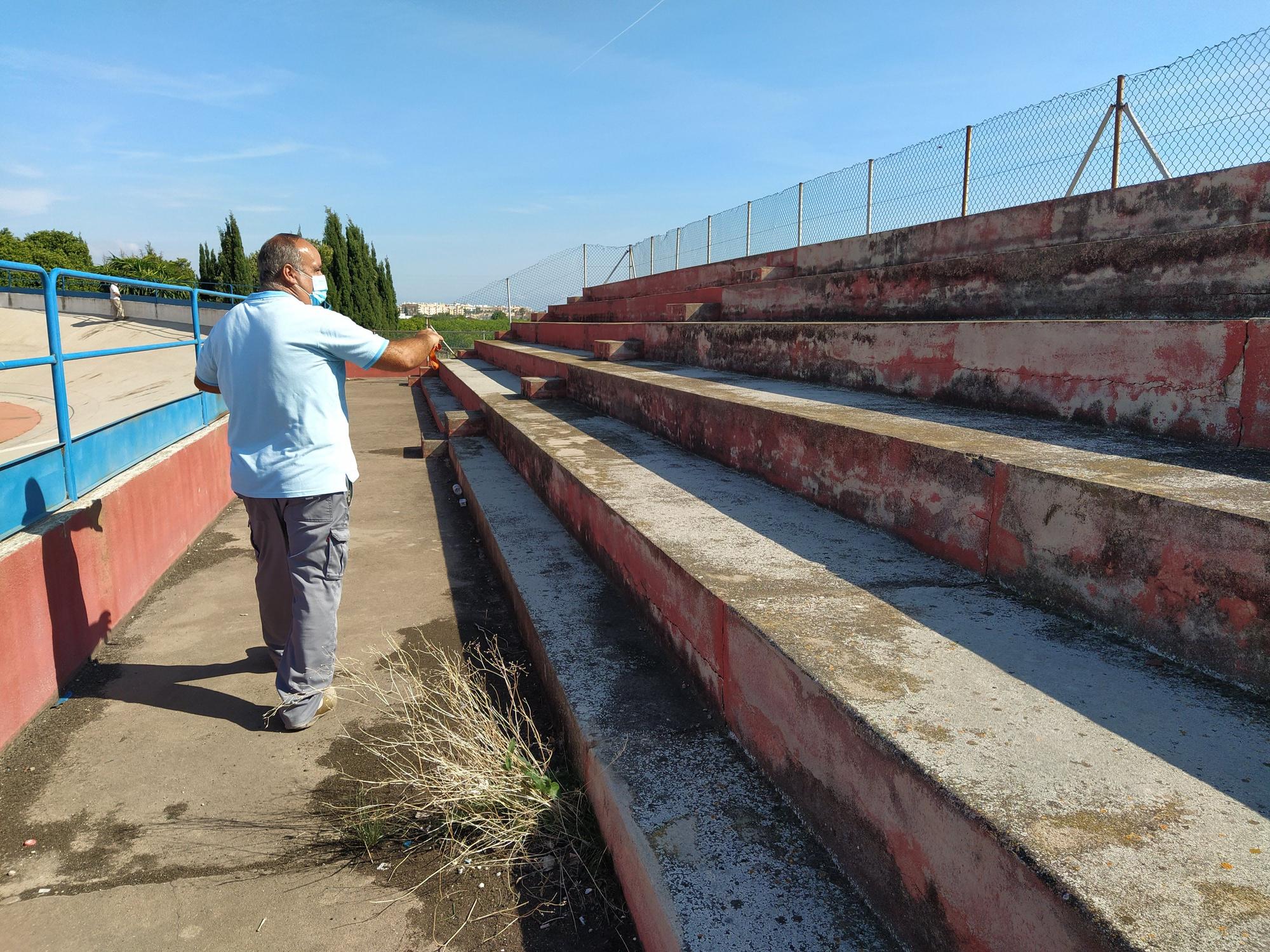 La suciedad y las grietas marcan el deficiente estado del velódromo de Burriana