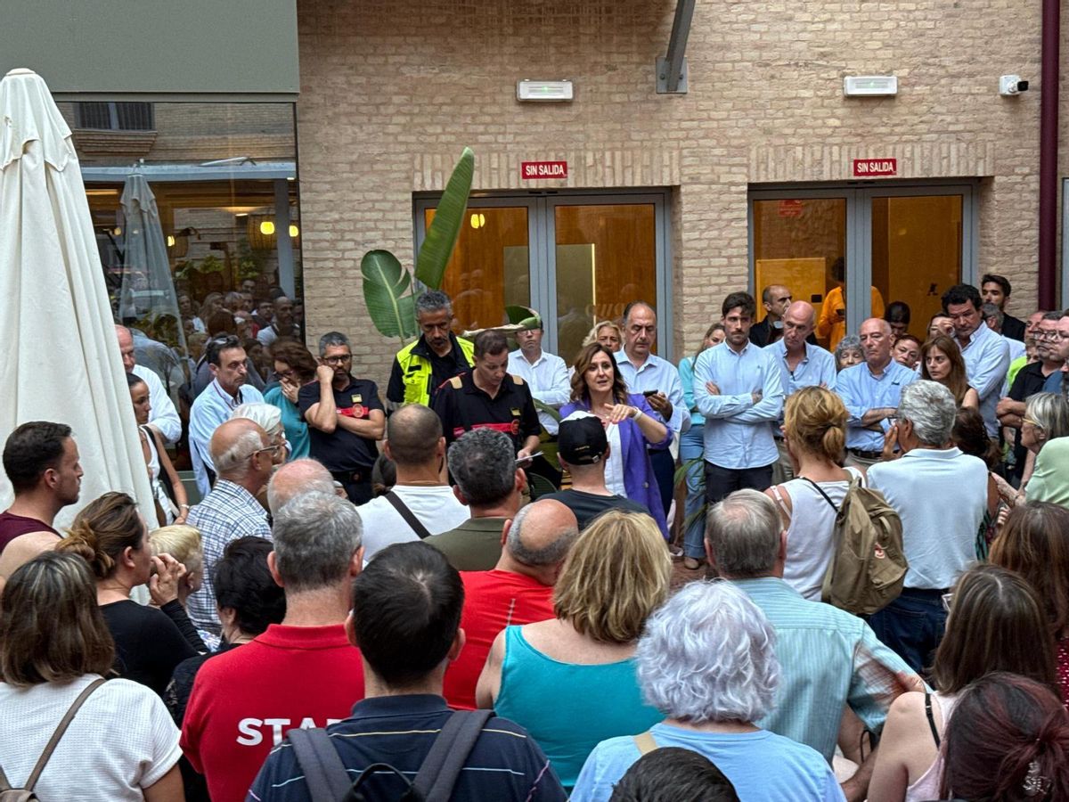 La alcaldesa en una reunión con los vecinos