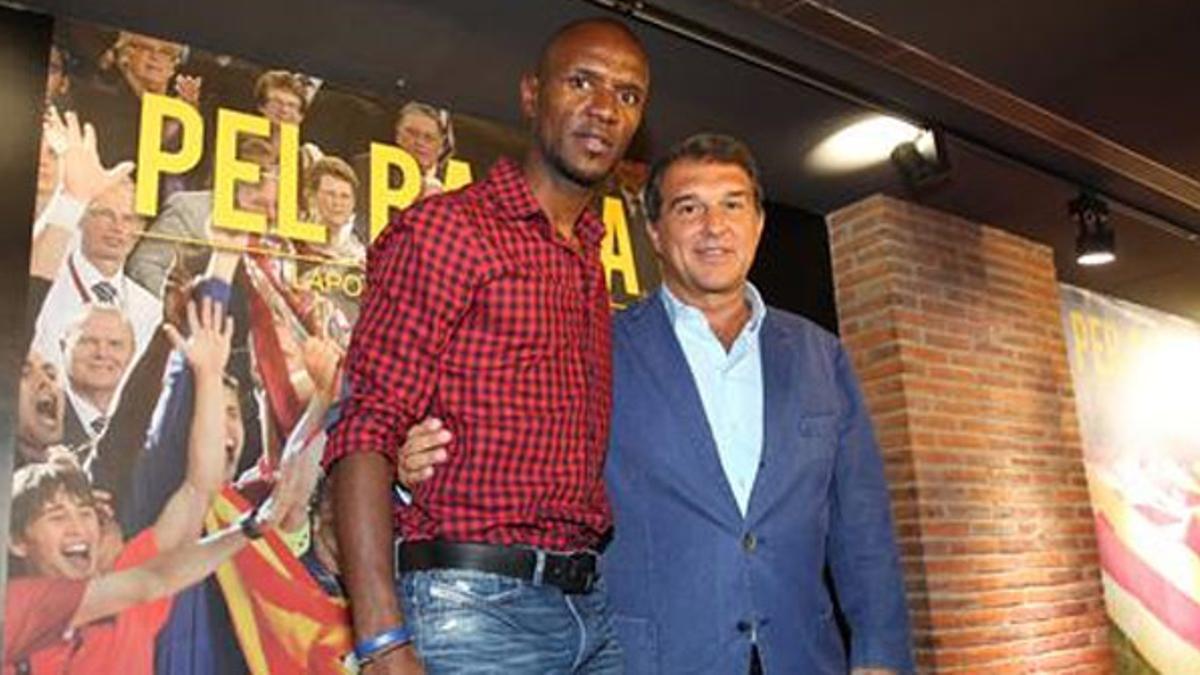 Laporta presenta su candidatura con Abidal como secretario técnico