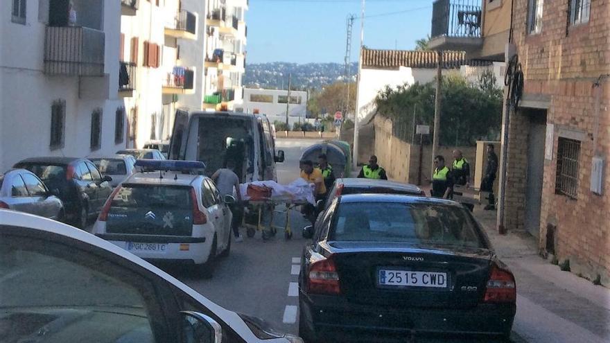 Un joven trabajador, herido al caer de una escalera en un garaje en Xàbia