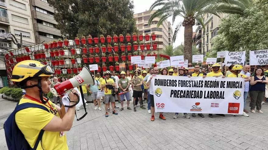 Silbatos y tambores en Murcia para denunciar la situación de los bomberos forestales