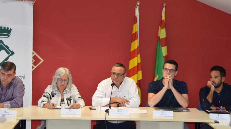 Amb camisa blanca Josep Lara amb els seus vicepresidents  al ple d&#039;aquest dilluns