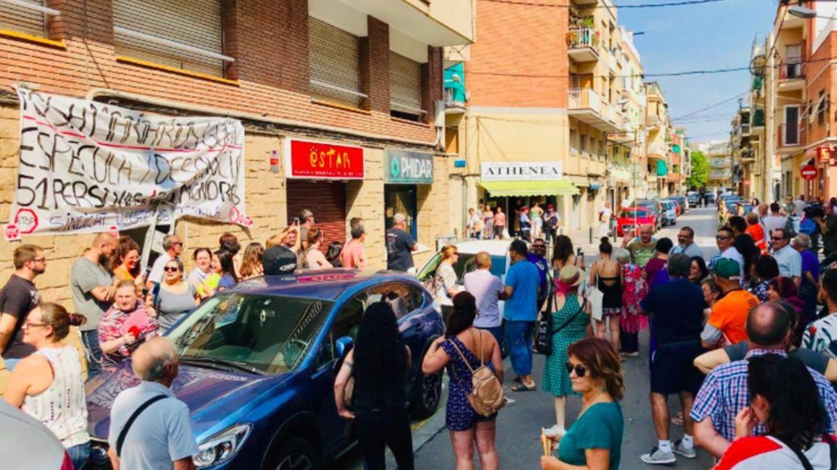 Vecinos y miembros del sindicato a las puertas de la vivienda de Samuel y su familia, en Cornellà, cuando iba a ser desahuciado el 18 de julio