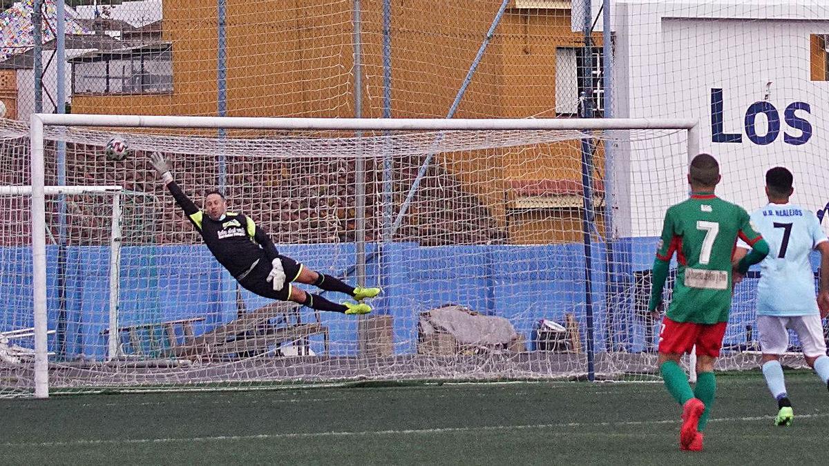 El 0-1 del Matanza anotado por Pablo de falta, a la que no llega el portero del Realejos Jonay. | | ANDRÉS DÉVORA