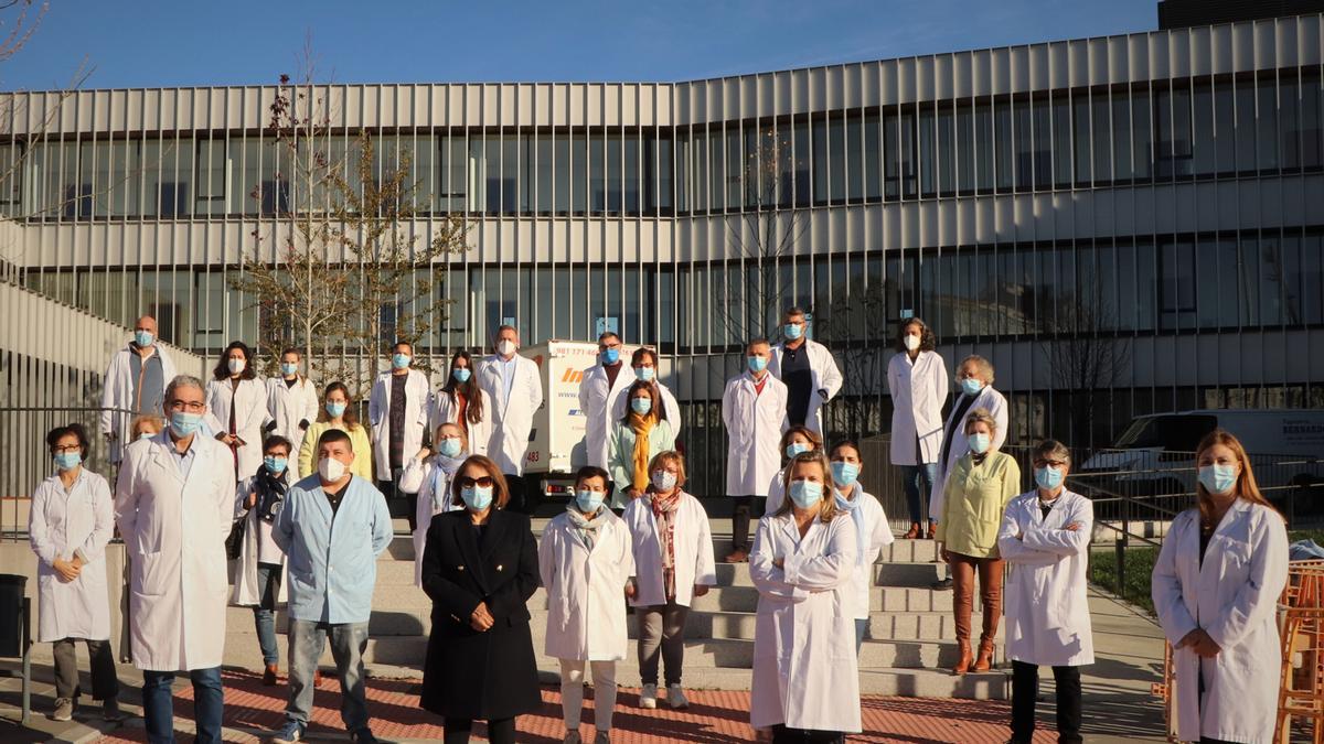 El equipo de Atención Primaria de A Estrada, con la gerente de Santiago, ante el nuevo centro de salud local estrenado el día 7 en la villa.