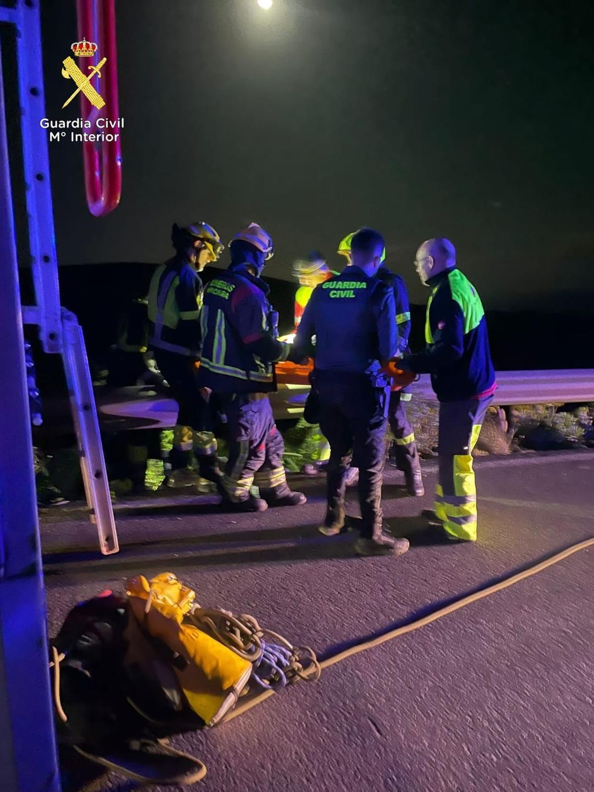 La Guardia Civil y los bomberos rescatan a una mujer en un barranco de Guía