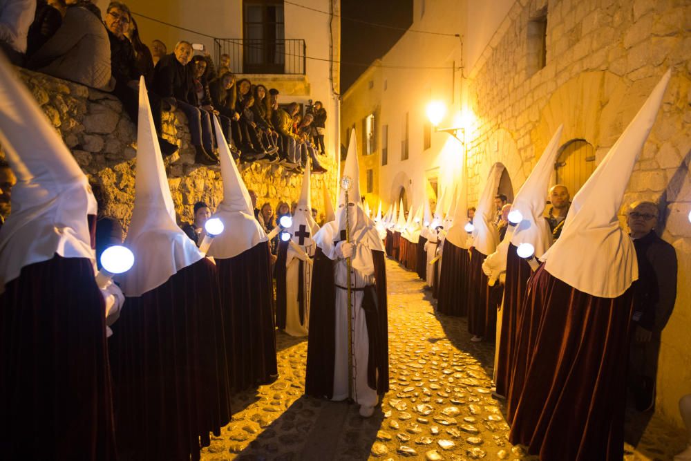 Santo Entierro de piedra y silencio