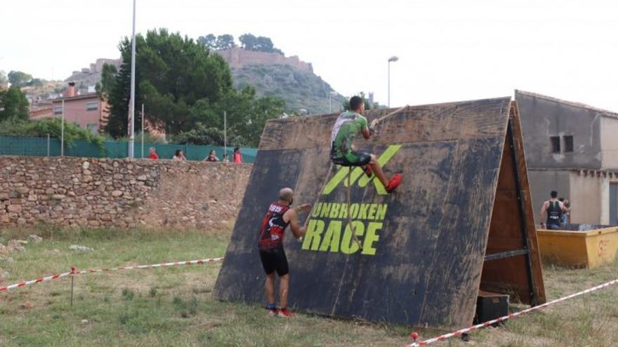 Los participantes deben superar diferentes obstáculos en el recorrido