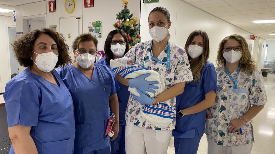 El recién nacido Adam, con las enfermeras de planta del Materno Infantil.
