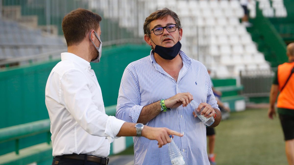 El consejero delegado, Javier González Calvo, durante un partido en El Arcángel.