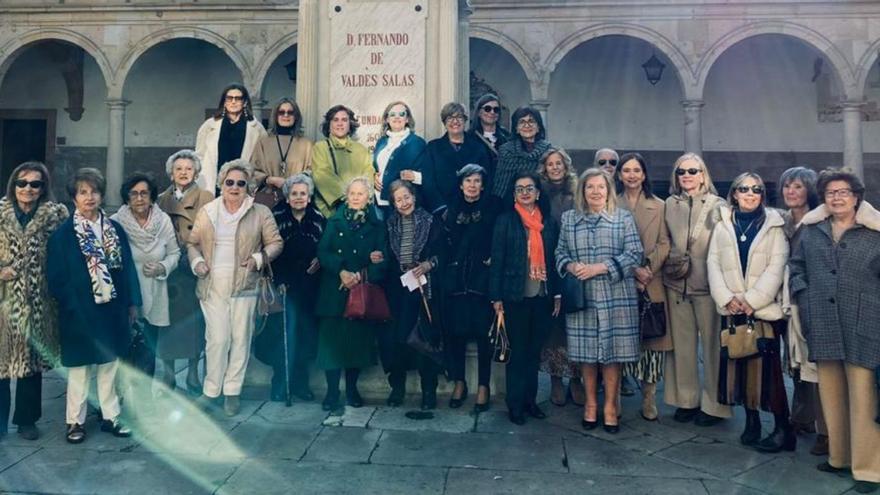 Integrantes de las Catalinas posan en el edificio histórico de la Universidad de Oviedo. | F. Delgado