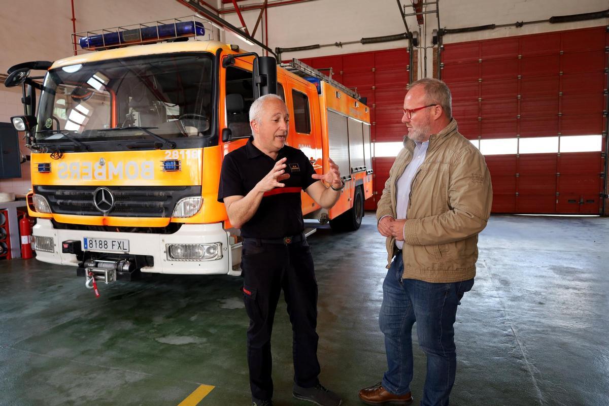 Avelino Mascarell durante su visita al parque de bomberos de La Pobla de Farnals.