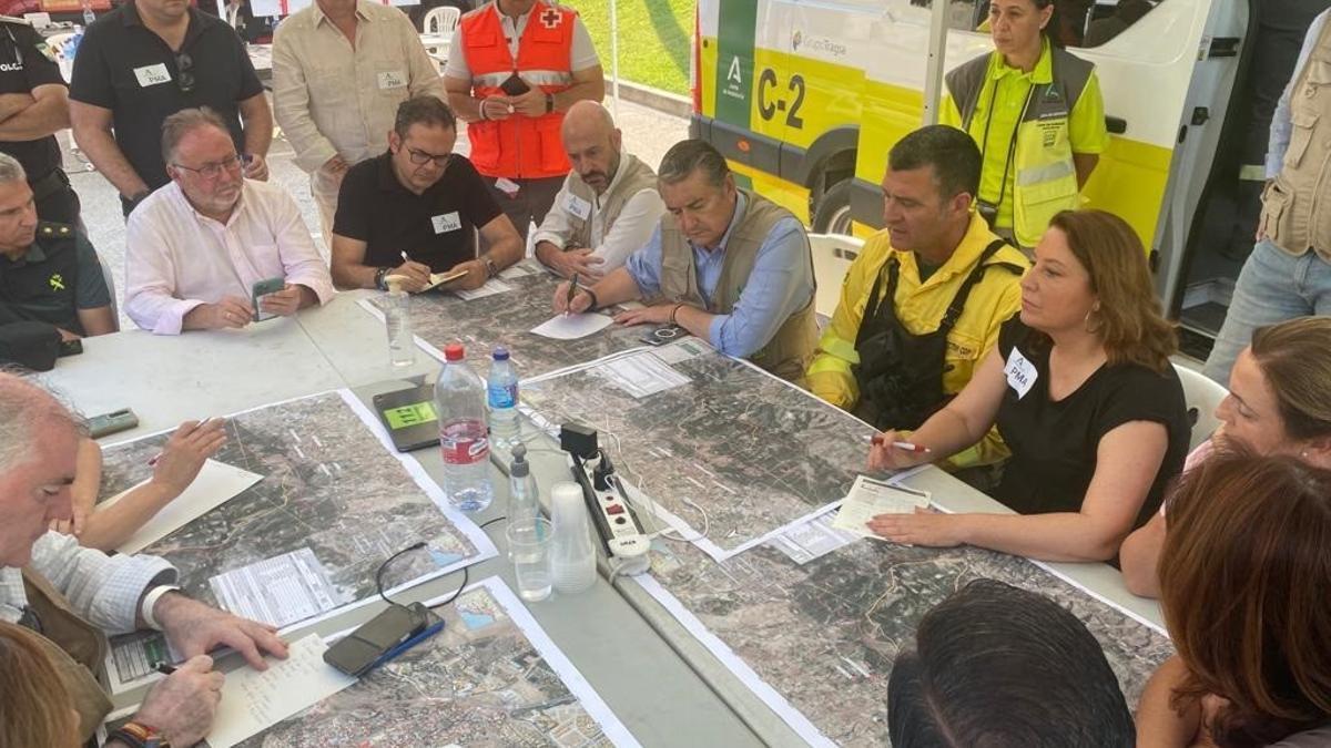 Reunión de coordinación en el PMA de Alhaurín el Grande ante el incendio forestal declarado en la Sierra de Mijas el 15 de julio de 2022.