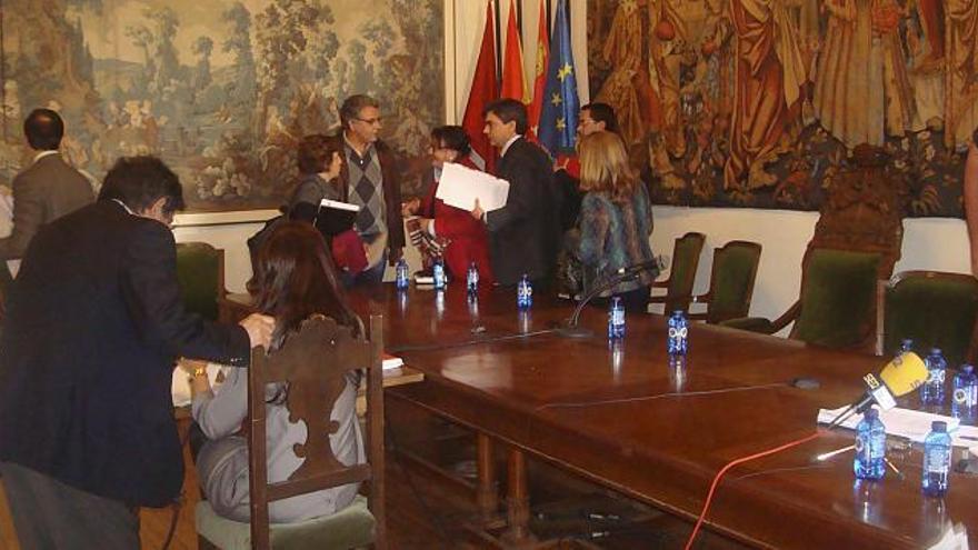 El alcalde, al fondo a la derecha, conversa con los concejales del equipo de Gobierno al término de la sesión.