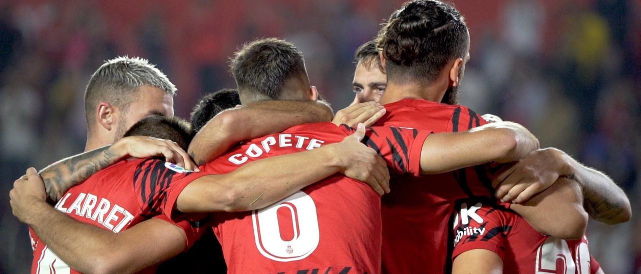 Los jugadores del Mallorca hacen piña en el partido frente al Espanyol.