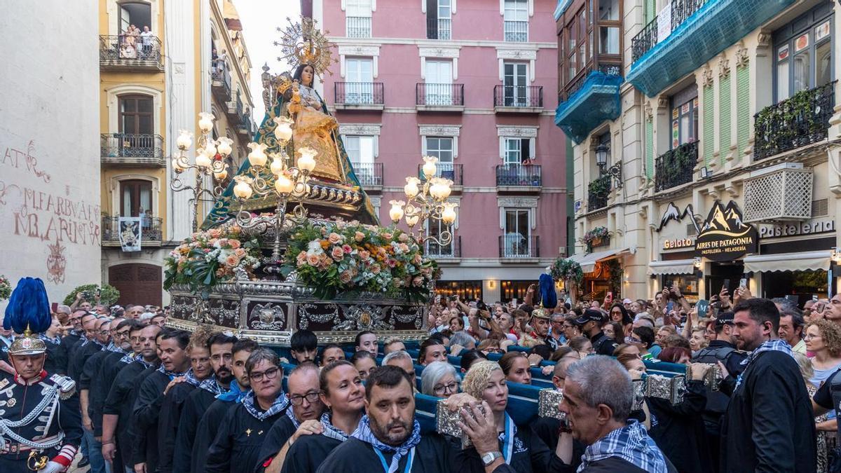 Alicante acompaña a la Virgen del Remedio en su día grande
