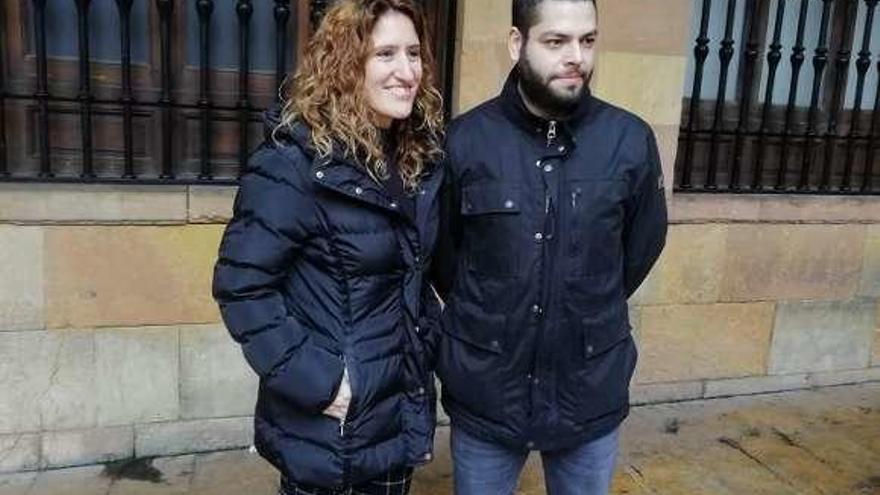 Anabel Santiago y Rubén Rosón, ayer, en la plaza del Ayuntamiento.
