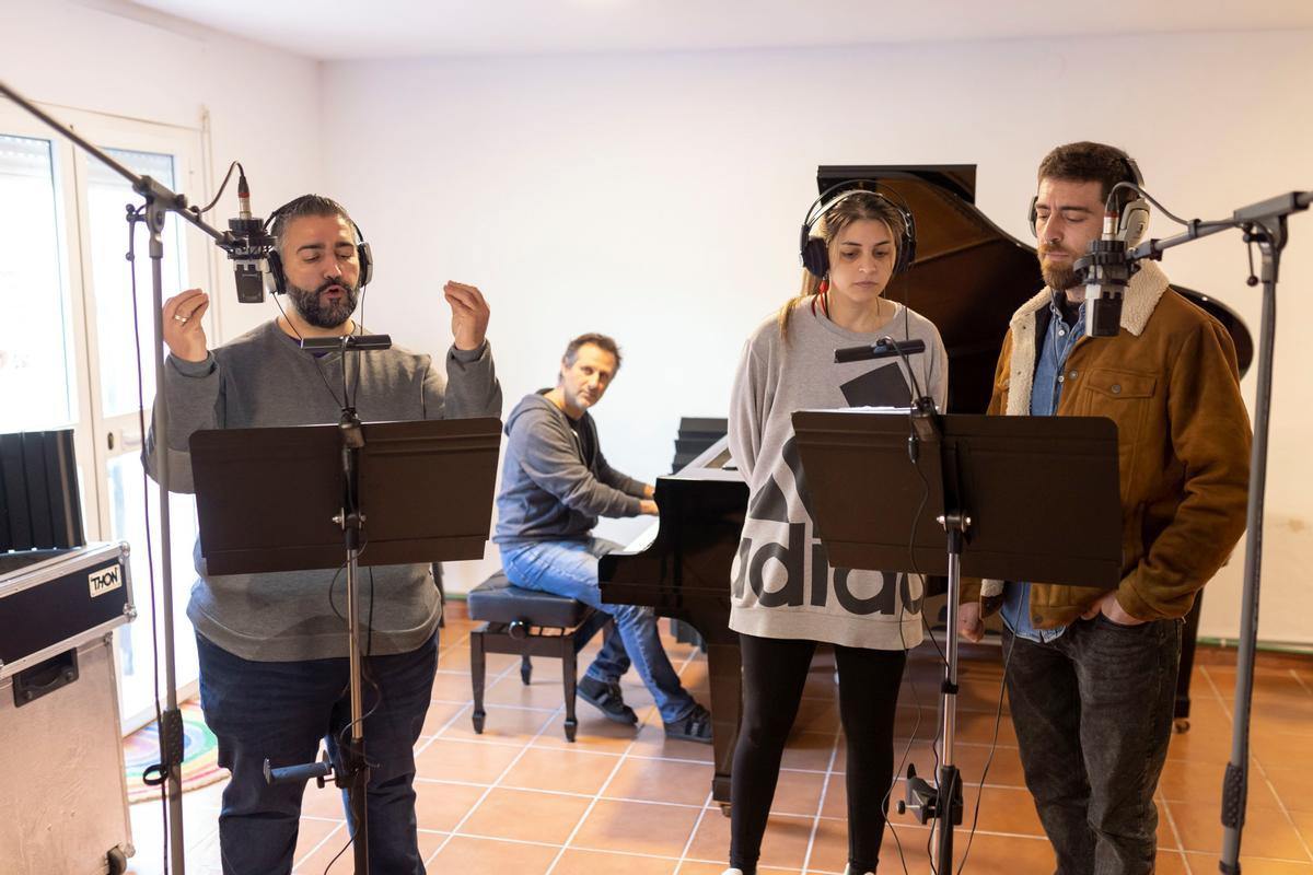 Los actores, Enrique Armijo (i), Ángela López (2d) y Juanjo Serna (d) representan este domingo una escena sobre La desbandá que el músico y compositor catalán Miguel Ángel Vera (2i) acaba de crear una ficción sonora a piano.