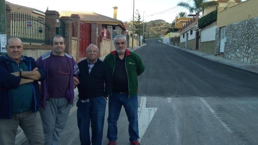 Paco Nájera y dirigentes vecinales, ayer en las obras de reasfaltado de la calle Pérez de Ayala.