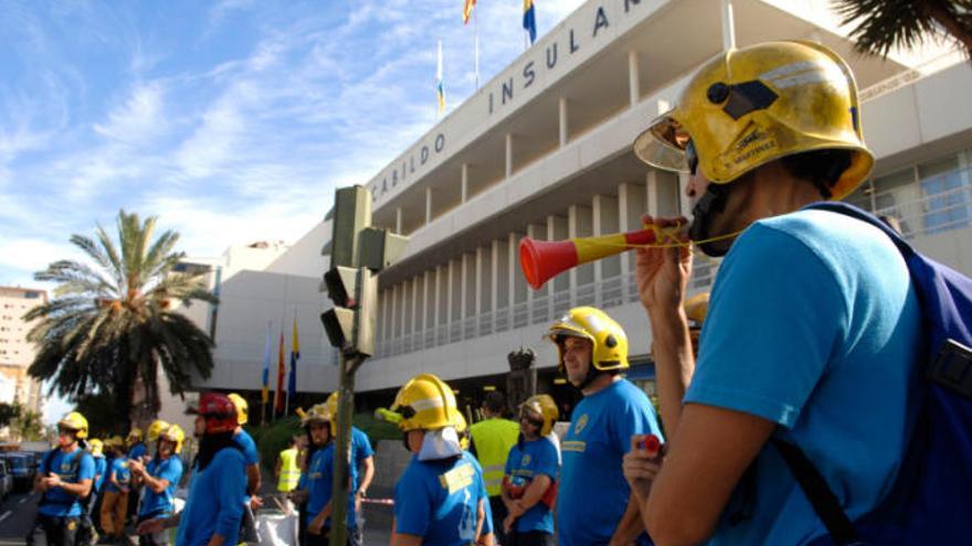 Los bomberos del Consorcio de Emergencia de Gran Canaria se manifiestan frente a la sede del Cabildo, en la calle Bravo y Murillo, en el año 2012.