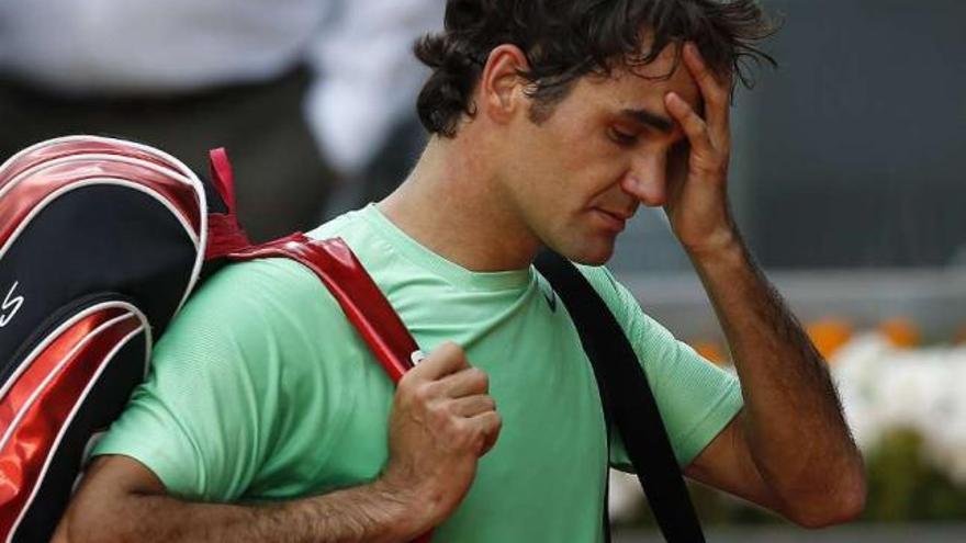 Roger Federer abandona la Caja Mágica tras ser eliminado. // Efe