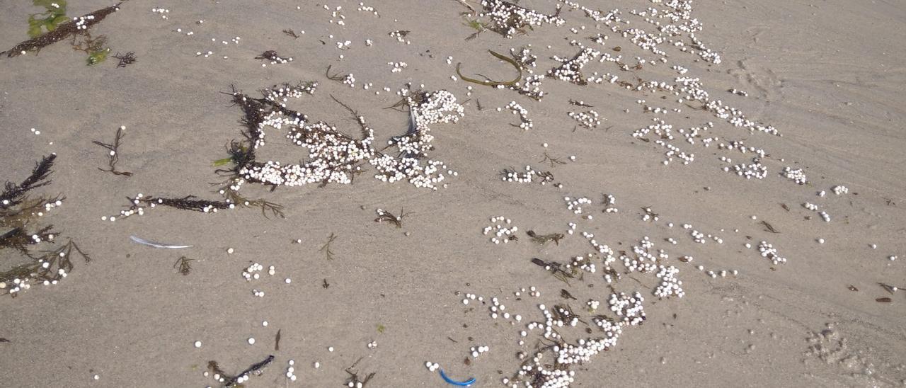 Bolitas de poliestireno en el arenal de Samil