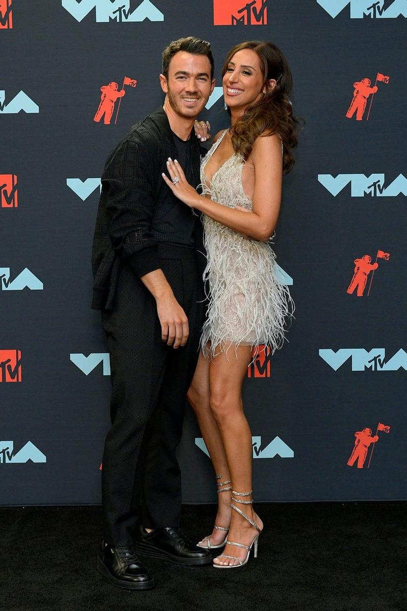 Kevin Jonas y su esposa Danielle en los Premios MTV VMA 2019