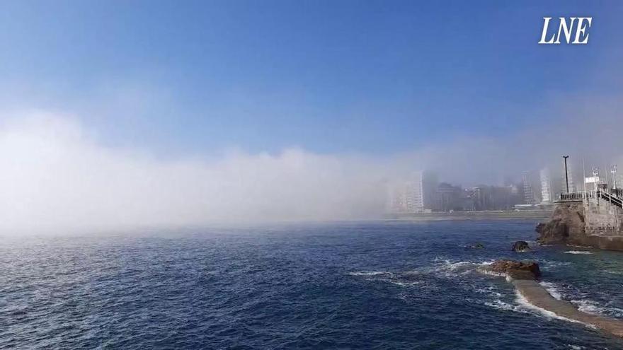 La bruma cubre la bahía de Gijon