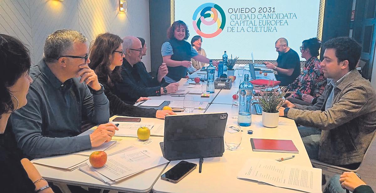 La candidatura, preparando ayer en un hotel de la Gran Vía la presentación que realizarán esta mañana.