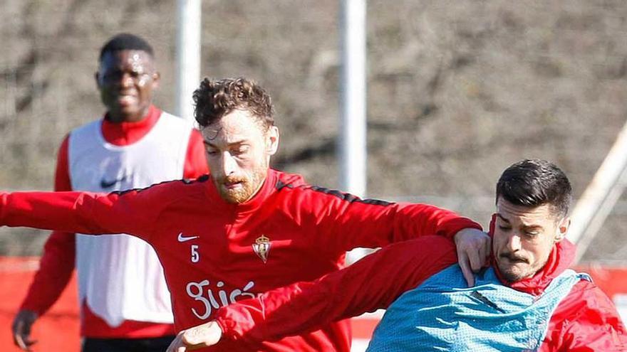 Amorebieta presiona a Sergio en el entrenamiento de ayer. j. j.