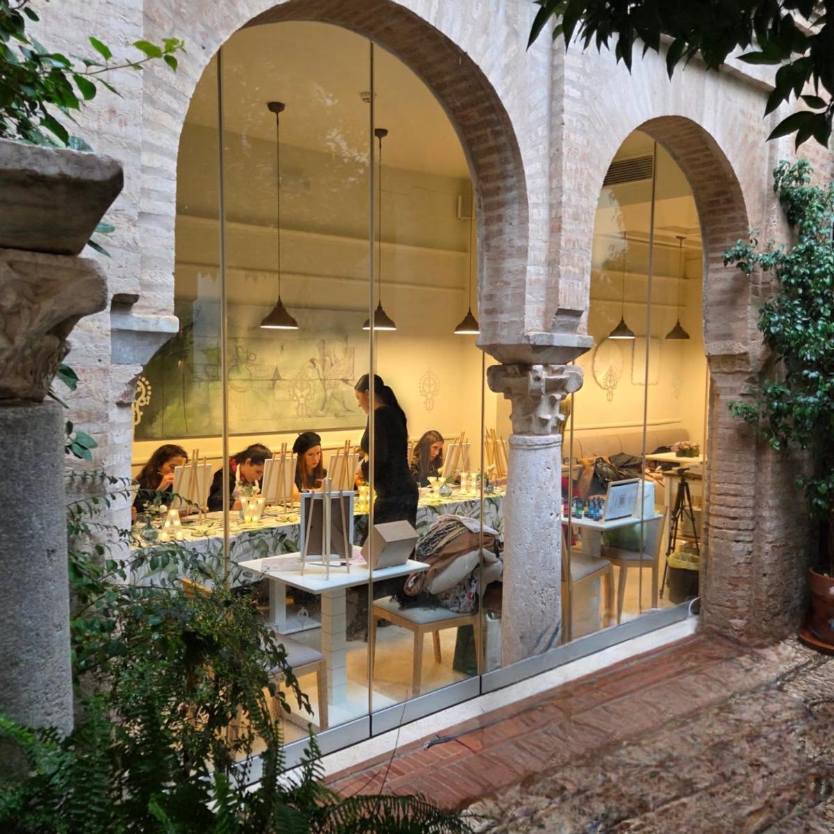 Un grupo de jóvenes en un evento de Art Wine by H en Córdoba.