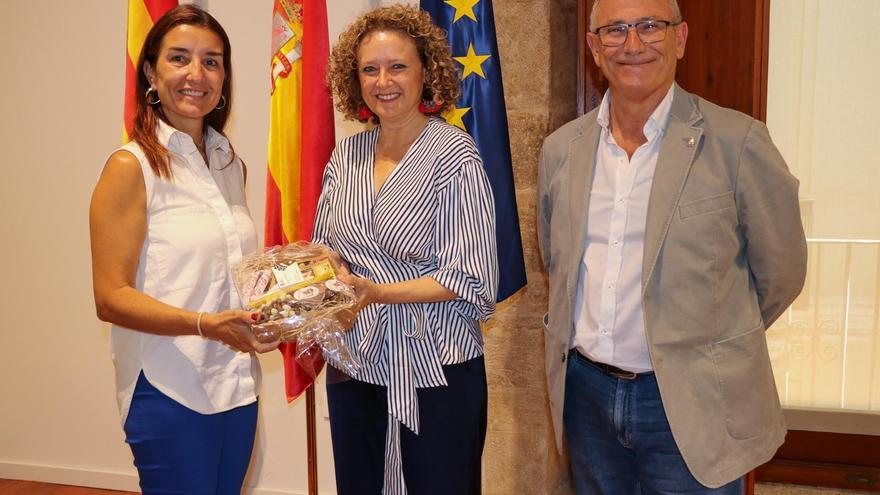 Los regalos al Consell: figuras, chocolates, libros y hasta un delantal y un sobrero de paja